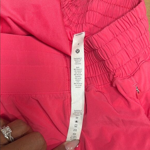 Lululemon Pink Hotty Hot Shorts rare color size 4 - Picture 7 of 7